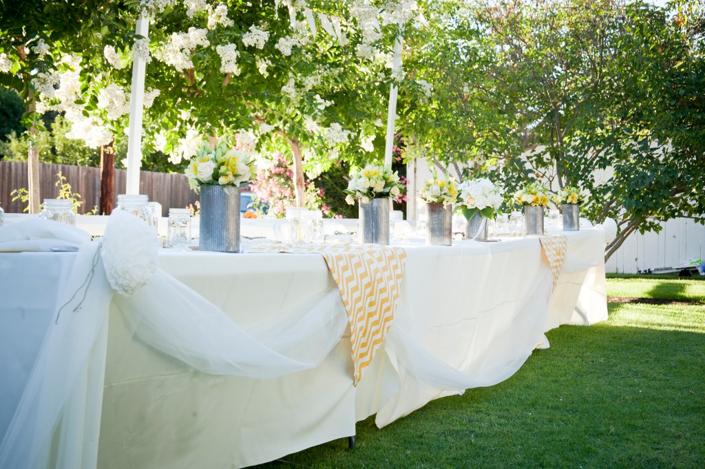 I love the linens used. Casual and elegant.