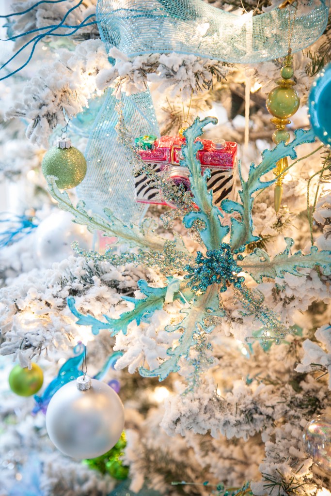 More Shinoda goodies like this sea flower that clips onto the branches.