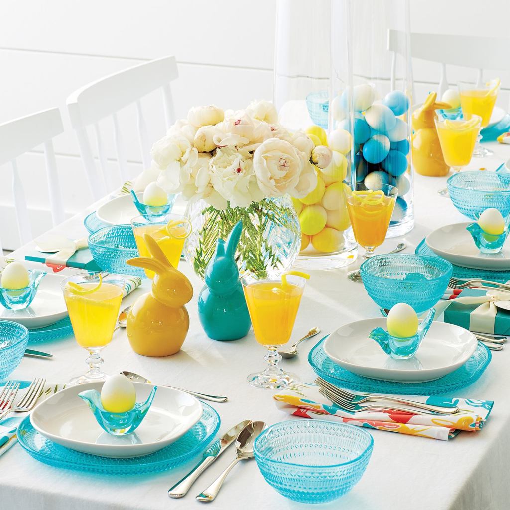 Can I just say how perfect this table set up from Crate and Barrel is? These are my house colors, and I get really excited when I find items that are my colors. Crate and Barrel is my favorite for them.