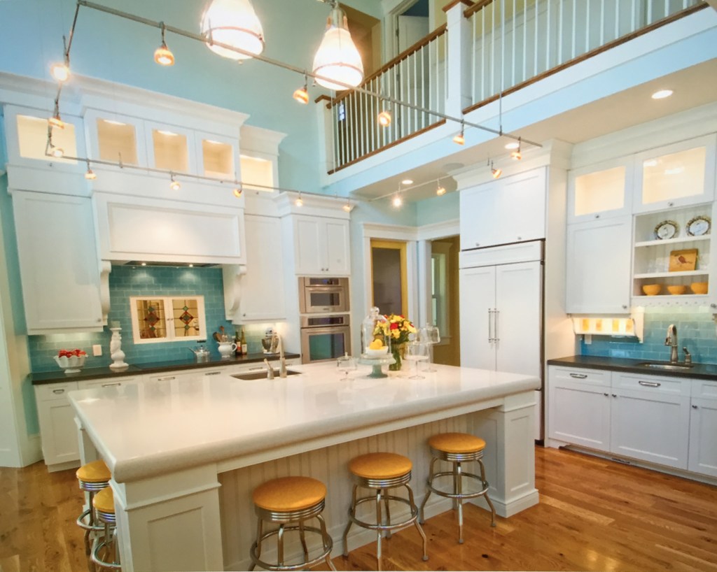 Clearly, I'm never going to have this kitchen, but let's look at what I can get from it. I love the color combinations, and I can have that. I've had barstools very similar to these before. Maybe the tile is a possibility, even in a tiny space. 