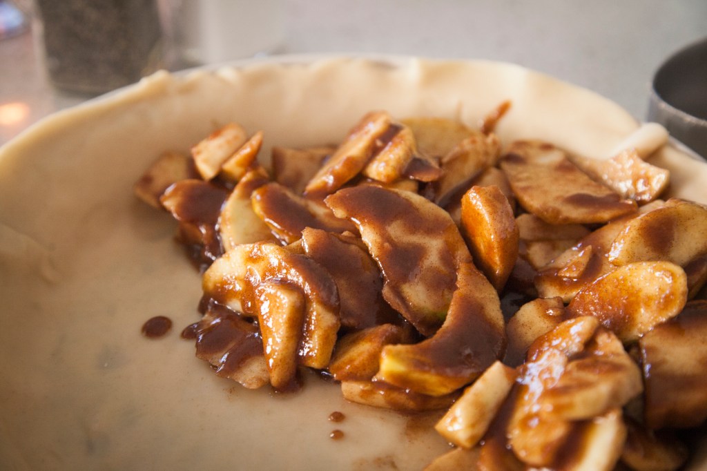 Filling the pice crust with the filling mixture.